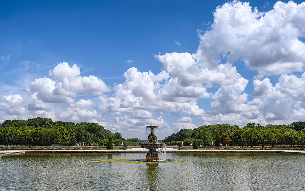 The carp pond with its fountain in front of the château