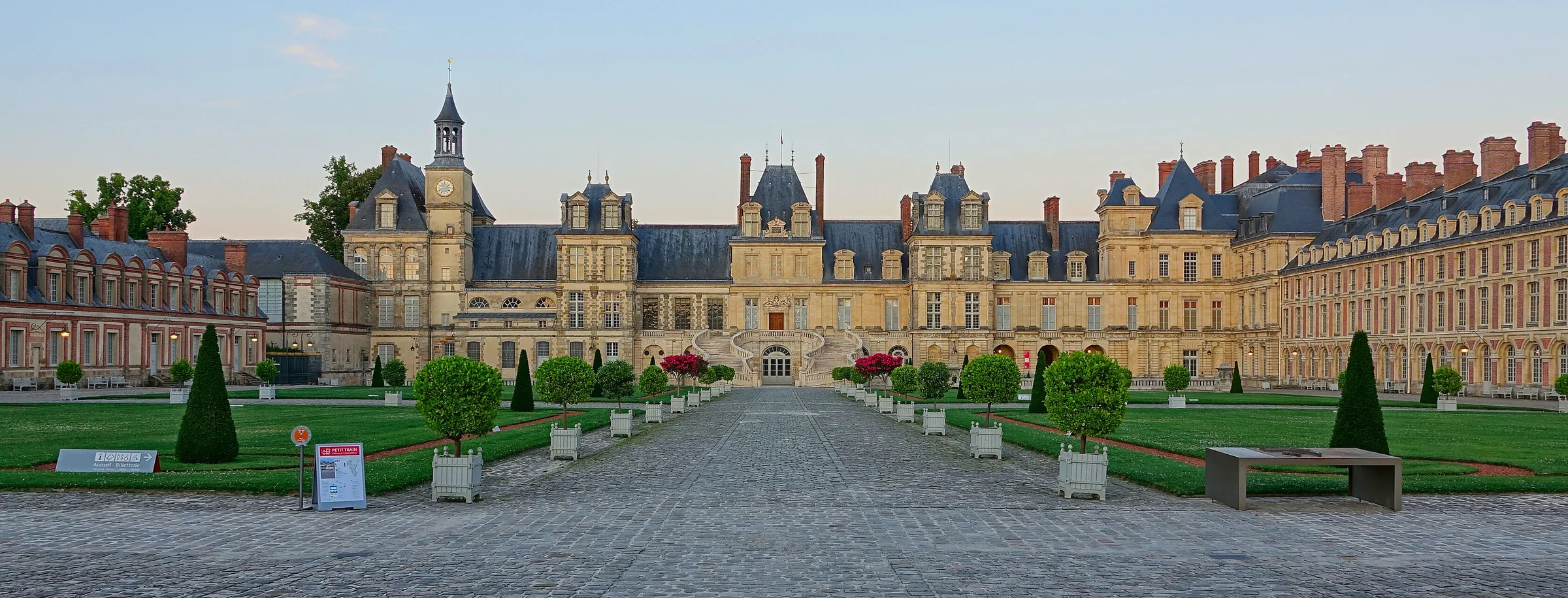 The long facade of the Château de Fontainebleau across its forecourt